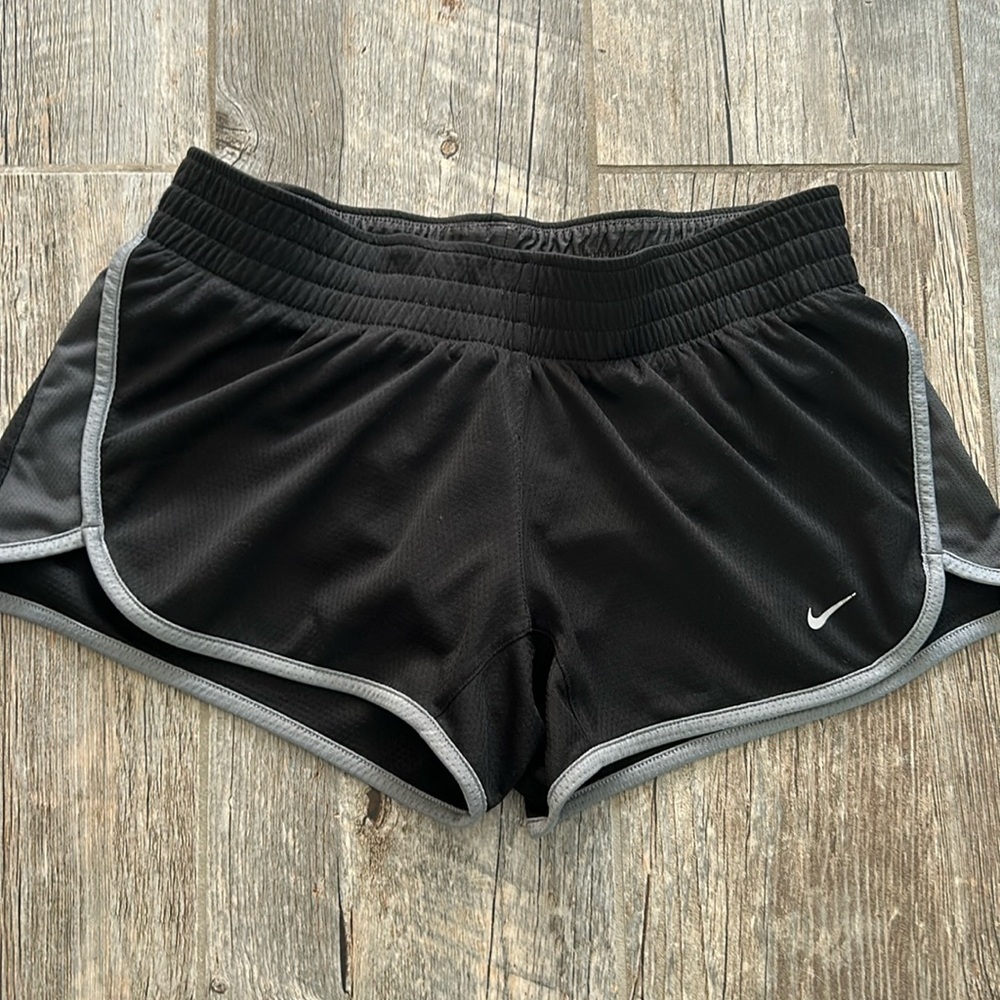 Nike drinfit women’s exercise athletic shorts medium black
